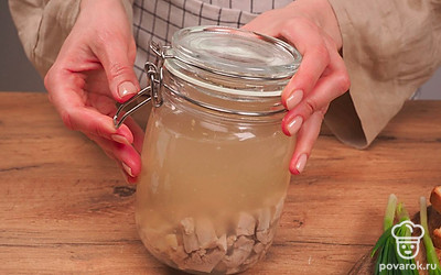 Заполните мясом и желе форму. Внутрь банки положите мясо и залейте бульоном, немного не доливая до горлышка. Встряхните и поставьте банку в холодильник на ночь.Затем погружите банку в горячую воду, после этого рулет легко выйдет из банки.