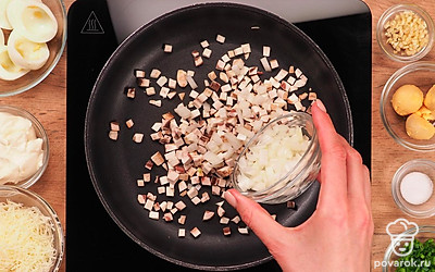 Обжарьте лук и грибы. Разогрейте сковороду и выложите на нее шампиньоны. Добавьте нашинкованный репчатый лук, посолите по вкусу. Тушите шампиньоны с луком в течение 5-7 минут. Снимите с огня и дайте остыть.