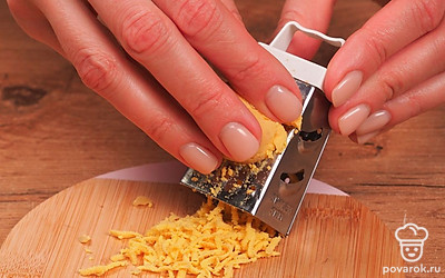 Подготовьте яйца. Желтки натрите на мелкой терке.