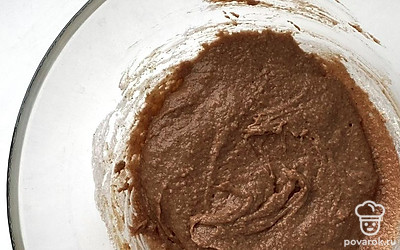 Для теста смешать арахисовую пасту, молоко, масло, банан, какао, сахарозаменитель, муку и яйцо до однородной массы.