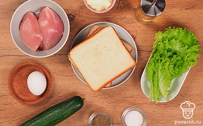 Расположите удобно все продукты. Поставьте вариться яйца. Куриную грудку разрежьте на куски для обжаривания и отбейте до толщины примерно в 5 мм.