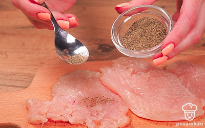 Посолите, поперчите куриную грудку и обжарьте ее до готовности на смазанной маслом сковороде. Смажьте каждый ломтик хлеба с одной стороны плавленым сыром.