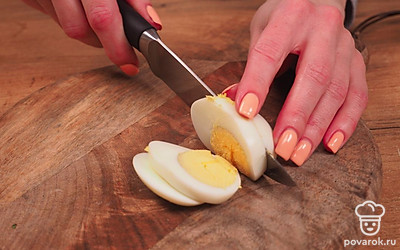 Отваренные вкрутую яйца разрежьте вдоль на 4 слайса, а огурец – кружочками толщиной в 2 мм. Обжаренную куриную грудку нарезать на полоски, толщеной 1 с