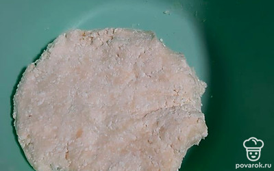 Перемешать мягкий творог в брекетах и мягкое сливочное масло. Добавить щепотку соли и разрыхлителя. Добавить муку и замесить тесто.