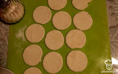 Раскатать тесто. Вырезать стаканом кружочки.