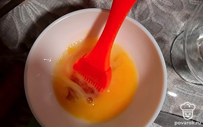 Смазать кружочки взбитым яйцом.