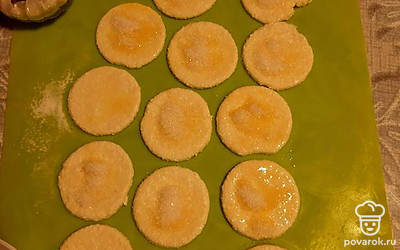 Посыпать сахаром. Чем больше его, тем вкуснее.