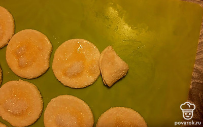 Затем опять пополам свернуть кружок.