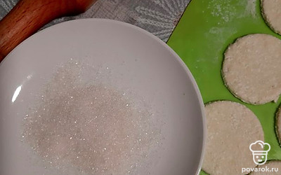 Насыпать в блюдце сахар. А свернутые кружочки смазать яйцом. И обмакнуть этой стороной в блюдце с сахаром.