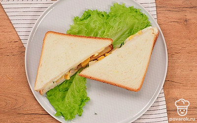 Можно подать блюдо как в ресторане: проткните каждый сэндвич с курицей шпажками для канапе, чтобы зафиксировать начинку, и разложите закрытые бутерброды на широком блюде, подложив под них листья салата.