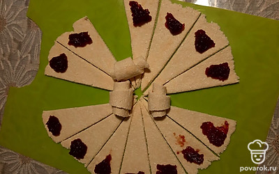 Можно ещё свернуть рогалики с любой начинкой.