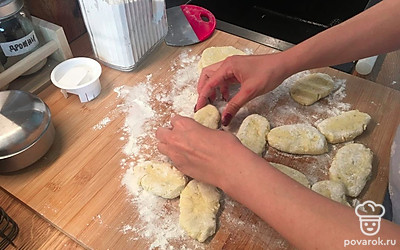 Присыпав мукой, примните кусочки рукой и раскатайте скалкой в небольшие лепёшки.