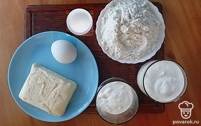 Перед началом работы над рецептом подготовьте следующий кухонный инвентарь: несколько емкостей, пищевую пленку и противень. Заранее выньте из холодильника сливочное масло, чтобы оно размякло. Так же, если необходимо, просейте муку, промойте куриное яйцо под проточной водой.