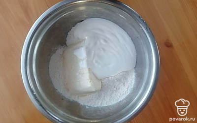 В одной из емкостей смешайте вместе следующие продукты: пшеничную муку, сметану и сливочное масло. Немного перемешайте, а затем замесите тесто. Готовое тесто обверните пищевой пленкой и оставьте в холодильнике на 60 минут.