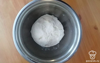 По истечении указанного времени, раскатайте тесто в виде лепешки толщиной около одного сантиметра. Рассчитайте размер лепешки, чтобы она поместилась в Ваш противень. Переложите раскатанное тесто в противень. В свободную емкость вбейте яйцо и взбейте его венчиком. Взбитой яичной массой смажьте тесто, посыпьте сверху сахаром.