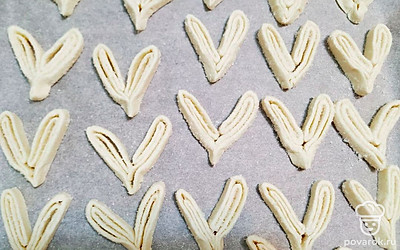 Полученную заготовку укутайте в пергамент и отправьте в холод на полчаса. После нарежьте тесто на кусочки толщиной в один сантиметр, выложите на противень и отправьте в духовой шкаф на треть часа при 200 градусах.