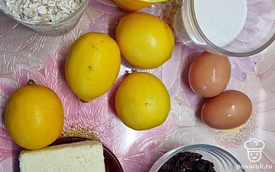 Отмерьте ингредиенты по списку. Масло достаньте из холодильника. Лимон хорошо помойте. Изюм промойте и залейте лимонным соком. Включите духовку разогреваться.