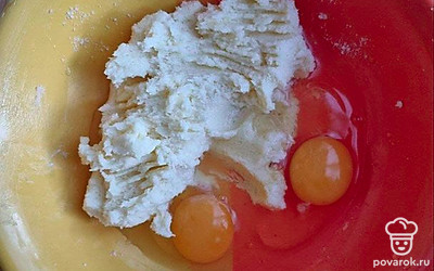 Сливочное масло взбейте с сахаром в пышную массу. Не переставая взбивать, добавьте яйца и цедру лимона.