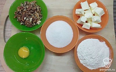 Заранее достаньте все ингредиенты. Они должны быть комнатной температуры. Орехи очистите от скорлупы. Удобнее всего сделать это специальным приспособлением для колки грецких орехов.