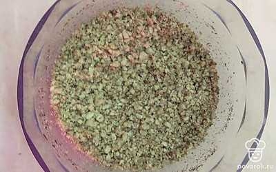 Орехи слегка подсушите на сухой сковороде минут 10. Затем измельчите в крошку любым удобным для вас способом.