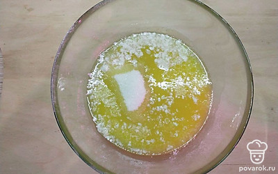 Размягченное сливочное масло взбейте миксером с сахаром. После чего добавьте яйцо и еще раз взбейте все вместе.