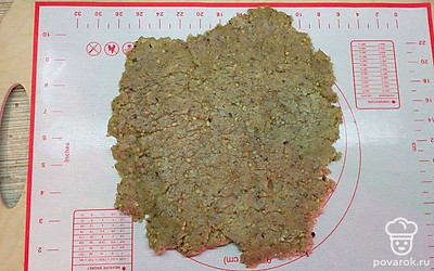 Смешайте все сухие продукты: муку, разрыхлитель, орехи и соль. Соедините масляную смесь с сухой и хорошенько вымесите тесто. Оно должно стать мягким и податливым.