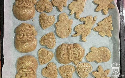 Раскатайте тесто и фигурными формочками вырежьте печенье. Выложите печенье на застеленный пергаментом противень. Выпекайте в духовке, разогретой до 180 °С в течение 12-15 минут до золотистой корочки.