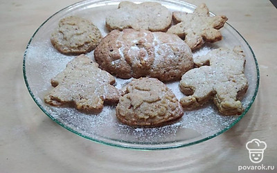 При подаче печенья после остывания посыпьте его сверху сахарной пудрой.