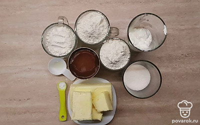 Отмерьте ингредиенты по списку. Сливочное масло достаньте из холодильника. Заранее сварите сгущенное молоко и дайте ему остыть. Включите орешницу разогреваться.