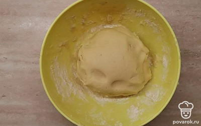 Смешайте сметану, сахар и масло. Соду погасите уксусом и добавьте к смеси. Просейте муку и замесите тесто.