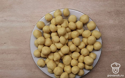 Тесто должно получиться плотным и упругим. Из теста скатайте шарики диаметром 2 см.