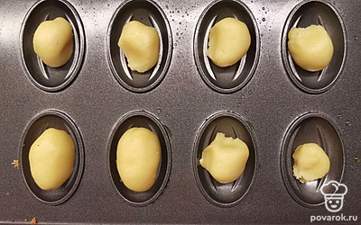 Выложите тесто на смазанную маслом орешницу и выпекайте до красивого золотистого цвета приблизительно 2-3 минуты. Готовому печенью дайте остыть.