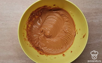 Приготовьте крем. Сгущенное молоко взбейте с маслом. Половинки орешков наполните кремом и соедините. Дайте печенью пропитаться, лучше оставьте на ночь.