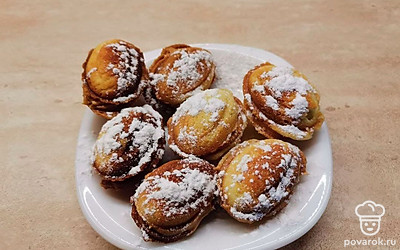 Это печенье будет смотреться более эффектно и аппетитно, если перед подачей его посыпать сахарной пудрой. Сверху можно положить веточки мяты.