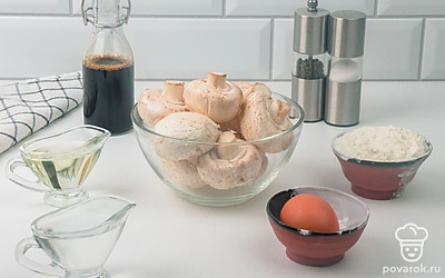 Подготовьте грибы: промойте их, снимите верхний слой кожицы со шляпки гриба, обновите срез ножки гриба. Яйцо достаньте из холодильника. Муку просейте через мелкое сито.