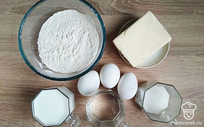 Подготовьте все продукты и кухонный инвентарь. Муку просейте с помощью сита.