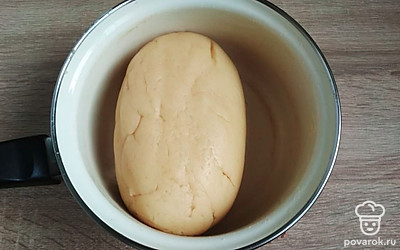 Приготовьте заварное тесто. Сахар, сливочное масло, воду и молоко соедините в сотейнике с толстым дном и поставьте на огонь. Доведите до кипения и полного растворения всех ингредиентов. Когда смесь закипит, всыпьте просеянную муку и снимите кастрюлю с плиты. Хорошо перемешайте, чтобы не было комочков, затем верните сотейник на плиту. Прогревайте на маленьком огне, продолжая вымешивать тесто, оно должно сформироваться в шар. Снимите посуду с плиты и остудите, периодически помешивая. Яйца взболтайте вилкой и понемногу добавляйте в тесто, хорошо вымешивая его ложкой.