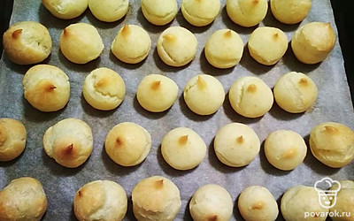 Поместите тесто в кондитерский мешок с круглой или фигурной насадкой и отсадите на противень, выстеленный пергаментом, круглые печенья диаметром 3-4 см. выпекайте в разогретой до 200 градусов духовке в течение 15 минут, а затем убавьте температуру до 170 градусов и выпекайте еще 20 минут. Во время приготовления дверцу духовки не открывайте.