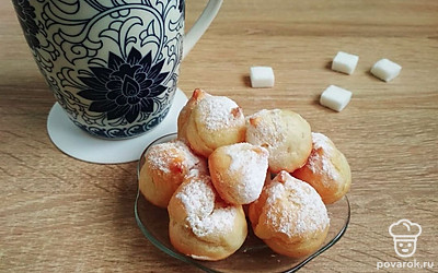 Готовые печенья остудите, выложите на блюдо и посыпьте сахарной пудрой. Подавайте к чаю.