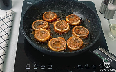 Разогрейте сотейник с растительным маслом. Приправьте шляпки грибов и окуните их в готовый кляр, затем обжарьте их во фритюре 3-4 минуты до румяной корочки.