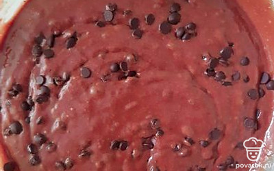 Смешайте сахар и яйца, добавьте какао. 