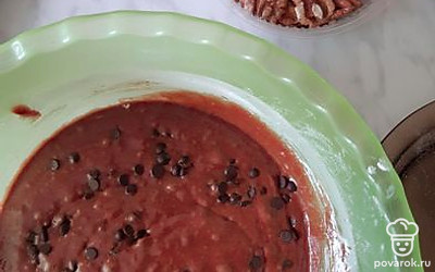 К полученной массе добавьте муку, разрыхлитель, ванилин и шоколад, всё хорошо перемешайте. 