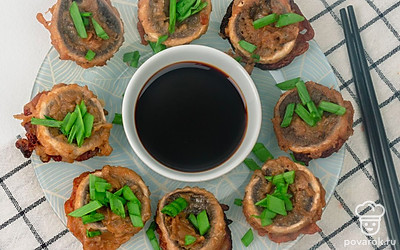 Подавайте шампиньоны, посыпав кунжутом и мелко нарубленной свежей зеленью. Острый соус, сыр с голубой плесенью или сырный топпинг также будут кстати.