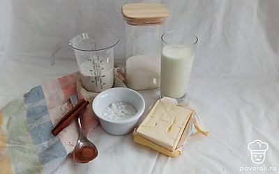 Предварительно положите масло в морозильник. Просейте муку.