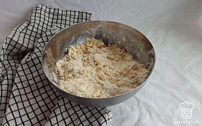 Холодное масло перетрите с мукой и солью. В отдельной миске смешайте кефир, сахар 120 грамм и соду. В муку налейте кефир, замесите мягкое тесто.