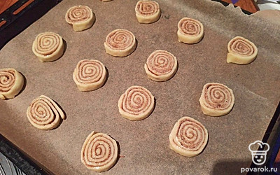 Через 10–15 минут достаньте из морозилки и нарежьте на кусочки толщиной 1,5–2 сантиметра. Уложите на противень на небольшом расстоянии друг от друга. Отправьте в духовку на 15 минут при температуре 180С.