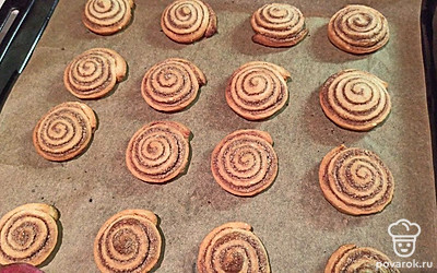 Подавайте печенье на красивом деревянном блюде. По желанию присыпьте шоколадной крошкой или пудрой.