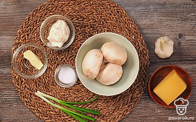 Удобно разложите ингредиенты. Помойте шампиньоны, чеснок очистите от шелухи. На мелкой терке натрите сыр. Измельчите чеснок.