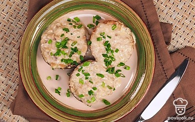 Перед подачей горячие шампиньоны посыпьте нарезанным зеленым луком.