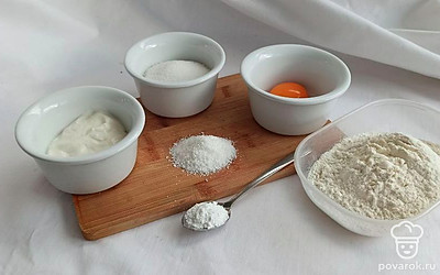 Приготовьте на столе все продукты для печенья. Выставьте емкость для теста. Приготовьте посуду для подачи.